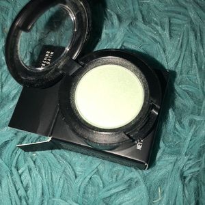 Mac eyeshadow in Preening